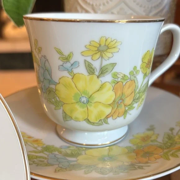 Ekco Cups and Saucers Spring Bouquet Pattern - Picture 12 of 14